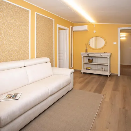 Palazzo Ratti Boutique צ'רסקו